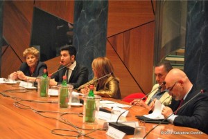 Tavolo dei Relatori con Aurelio Mancuso - Pres. Equality Italia Tavolo dei Relatori con Aurelio Mancuso - Pres. Equality Italia